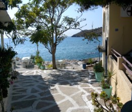 Terasa restaurant cu iesire la mare in Agia Marina